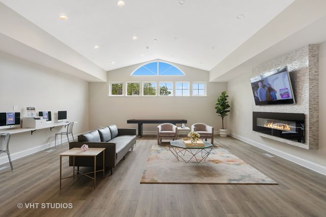 77 Kensington Circle 301, Wheaton, IL 60189