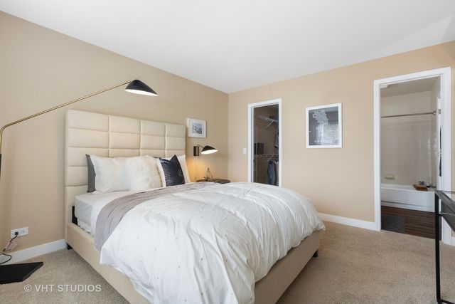 77 Kensington Circle 301, Wheaton, IL 60189