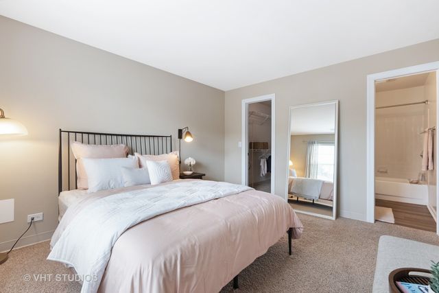 77 Kensington Circle 301, Wheaton, IL 60189