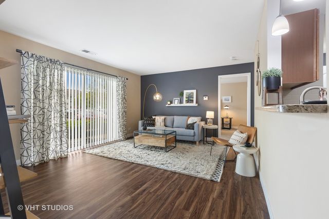 77 Kensington Circle 301, Wheaton, IL 60189