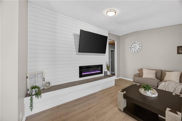 6 Sunset Lane, Paola, KS 66071