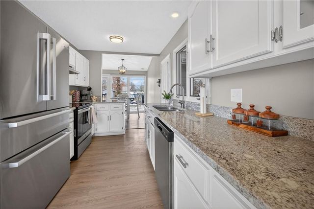 6 Sunset Lane, Paola, KS 66071