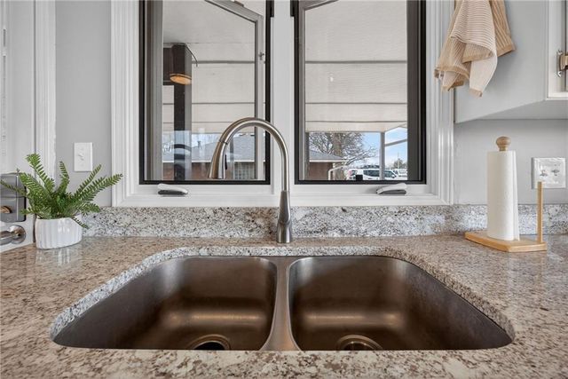 6 Sunset Lane, Paola, KS 66071