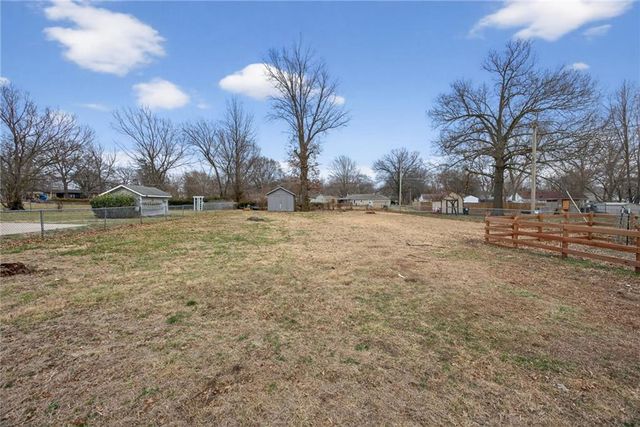 6 Sunset Lane, Paola, KS 66071