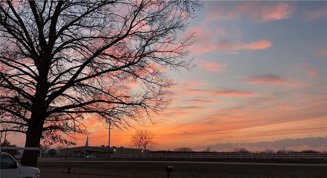 6 Sunset Lane, Paola, KS 66071