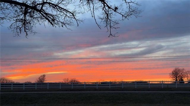 6 Sunset Lane, Paola, KS 66071