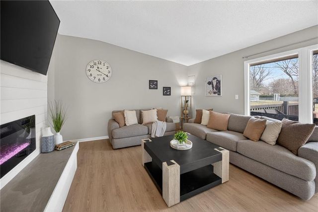 6 Sunset Lane, Paola, KS 66071