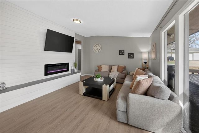 6 Sunset Lane, Paola, KS 66071