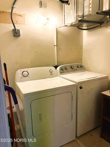 425 W Ridge Drive, Apt 6, Fostoria, OH 44830