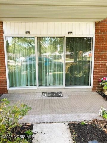 425 W Ridge Drive, Apt 6, Fostoria, OH 44830