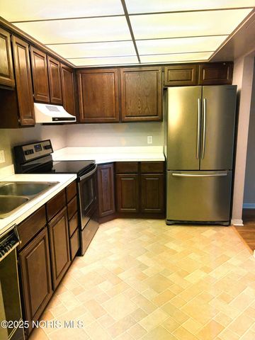 425 W Ridge Drive, Apt 6, Fostoria, OH 44830