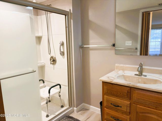 425 W Ridge Drive, Apt 6, Fostoria, OH 44830