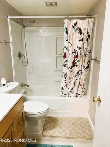 425 W Ridge Drive, Apt 6, Fostoria, OH 44830