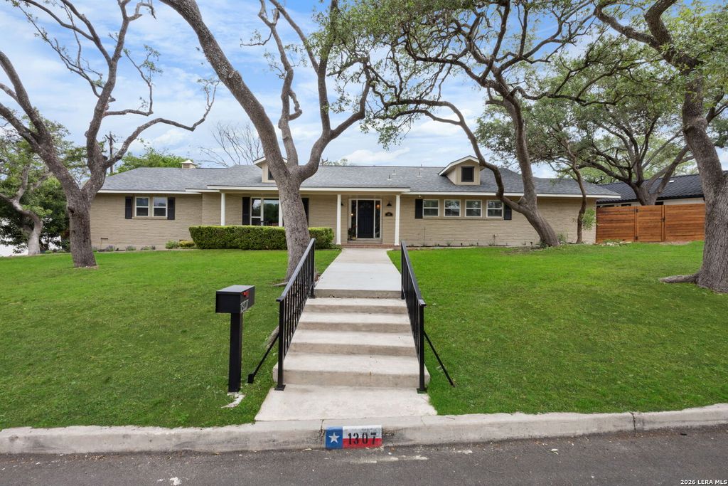 1307 MOUNT VIEJA DR, San Antonio, TX 78213