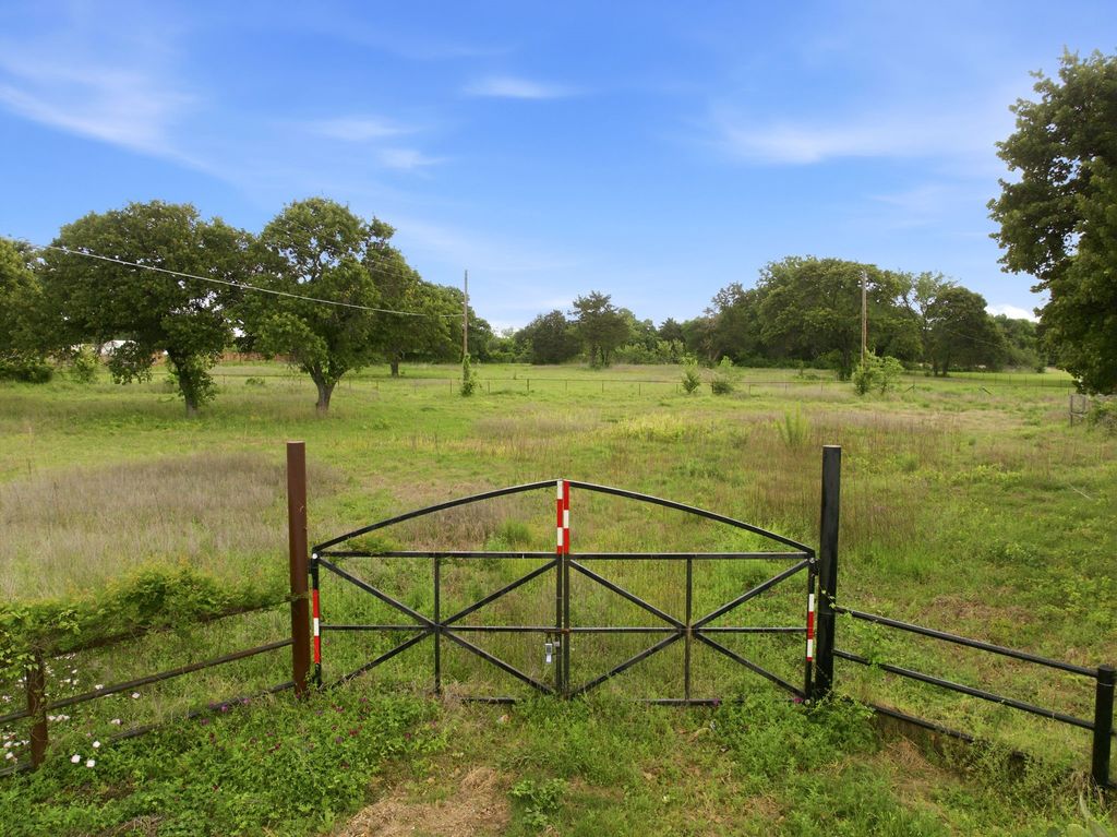 913 Howard Street, Seagoville, TX 75159