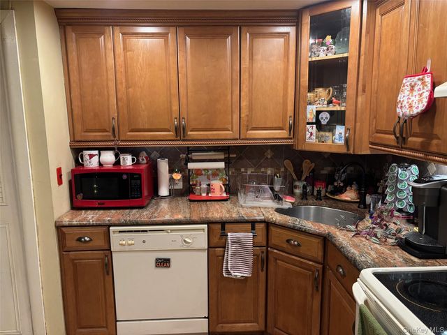 6 Arden Lane, Farmingville, NY 11738