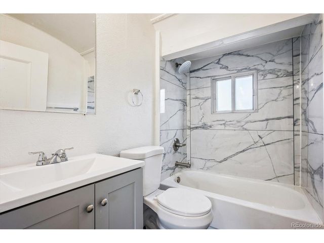 2110 Eagle Cir, Aurora, CO 80011