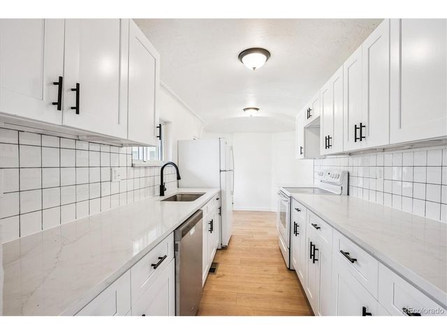 2110 Eagle Cir, Aurora, CO 80011