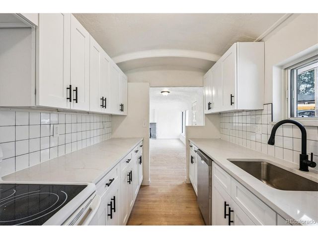 2110 Eagle Cir, Aurora, CO 80011