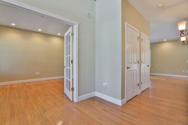 121 Cherrywood Dr, Nashua, NH 03062