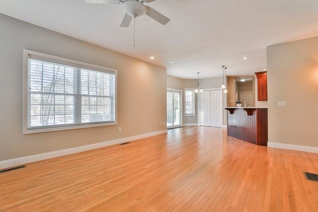 121 Cherrywood Dr, Nashua, NH 03062