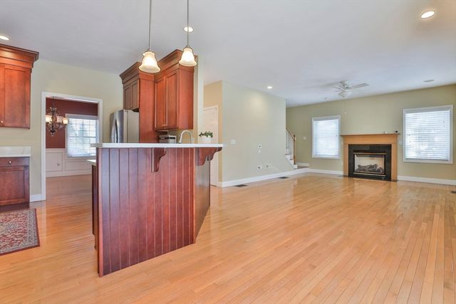 121 Cherrywood Dr, Nashua, NH 03062