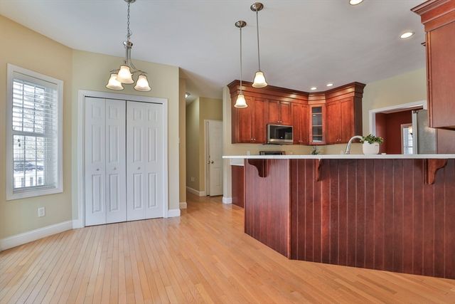 121 Cherrywood Dr, Nashua, NH 03062