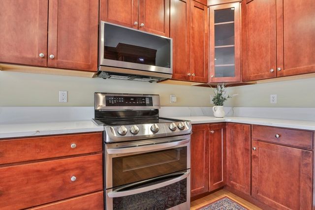 121 Cherrywood Dr, Nashua, NH 03062