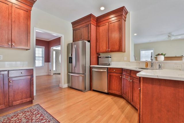 121 Cherrywood Dr, Nashua, NH 03062