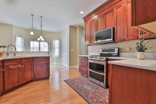 121 Cherrywood Dr, Nashua, NH 03062