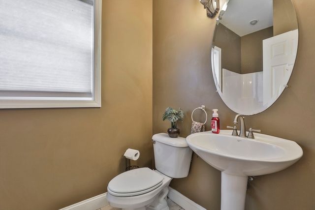 121 Cherrywood Dr, Nashua, NH 03062