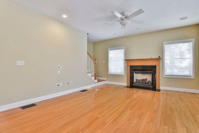 121 Cherrywood Dr, Nashua, NH 03062