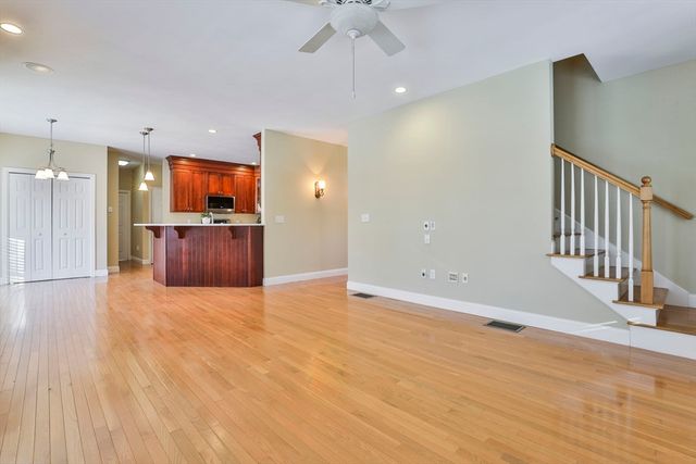 121 Cherrywood Dr, Nashua, NH 03062