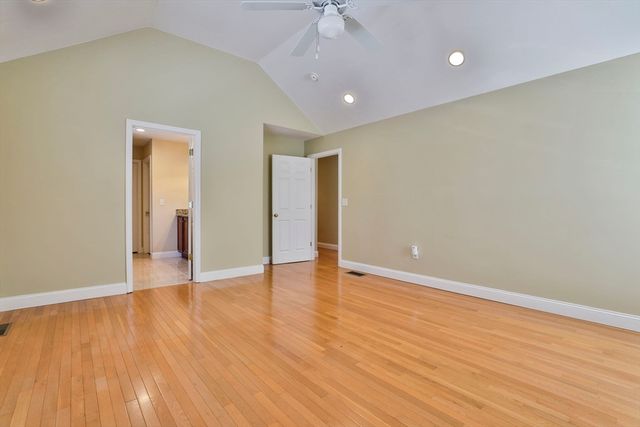 121 Cherrywood Dr, Nashua, NH 03062