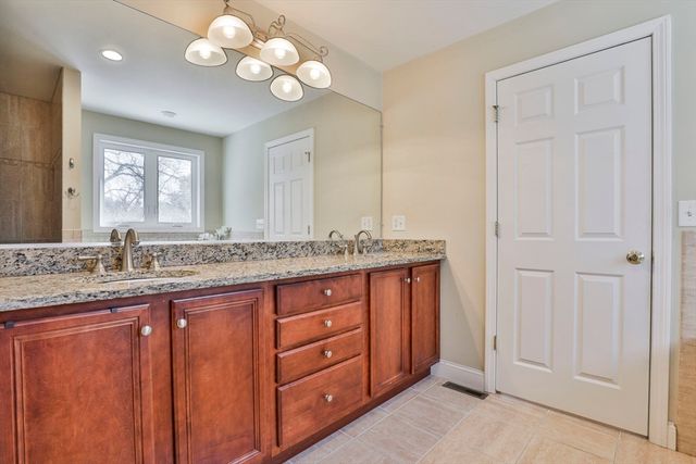 121 Cherrywood Dr, Nashua, NH 03062