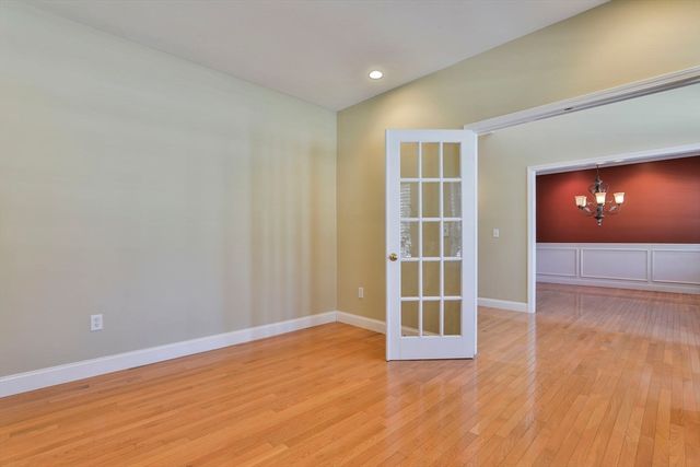 121 Cherrywood Dr, Nashua, NH 03062