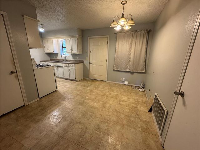 1607 Fieldstone, Tecumseh, OK 74873