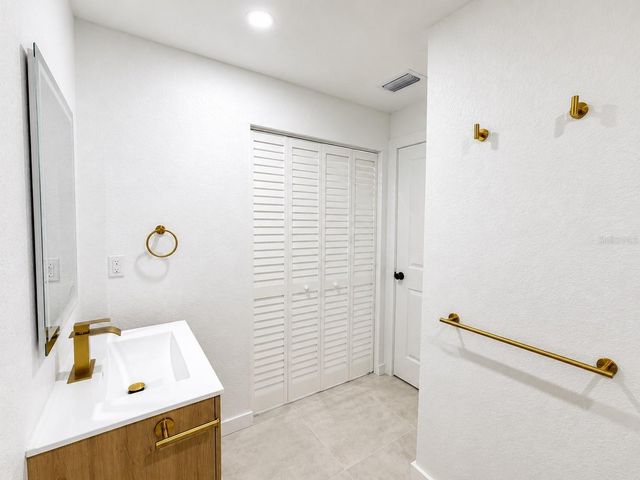 3386 39TH STREET S B, St Petersburg, FL 33711