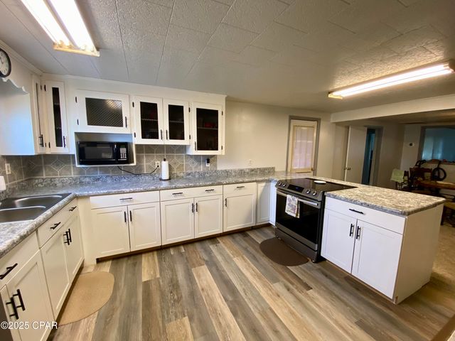 6913 Broadway Street, Grand Ridge, FL 32442