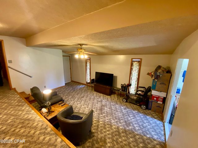 6913 Broadway Street, Grand Ridge, FL 32442