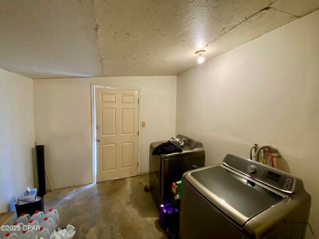 6913 Broadway Street, Grand Ridge, FL 32442