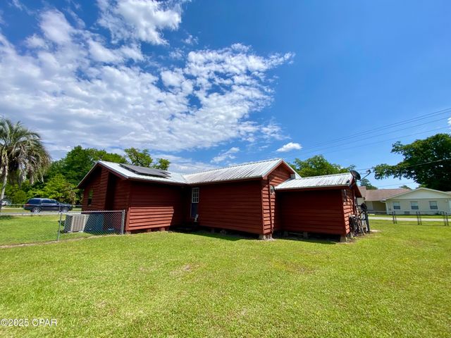 6913 Broadway Street, Grand Ridge, FL 32442