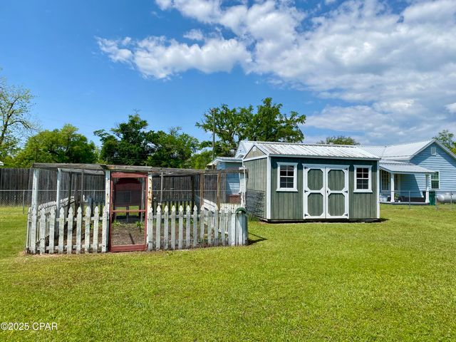 6913 Broadway Street, Grand Ridge, FL 32442