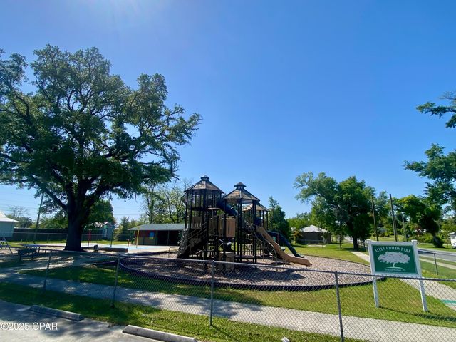 6913 Broadway Street, Grand Ridge, FL 32442