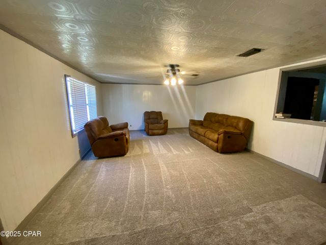 6913 Broadway Street, Grand Ridge, FL 32442