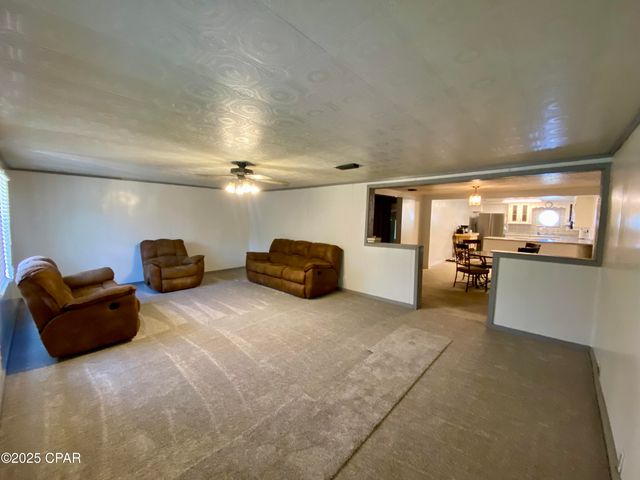 6913 Broadway Street, Grand Ridge, FL 32442