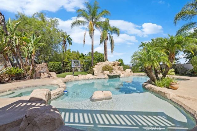 135 Custer Circle, Corona, CA 92881