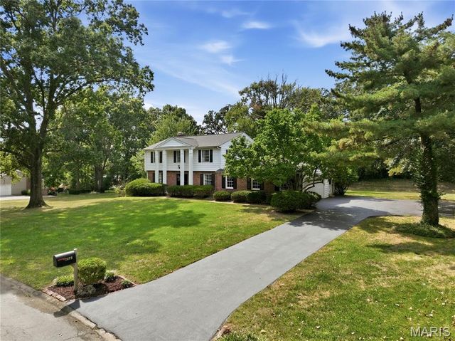 2073 Willow Leaf Drive, Frontenac, MO 63131