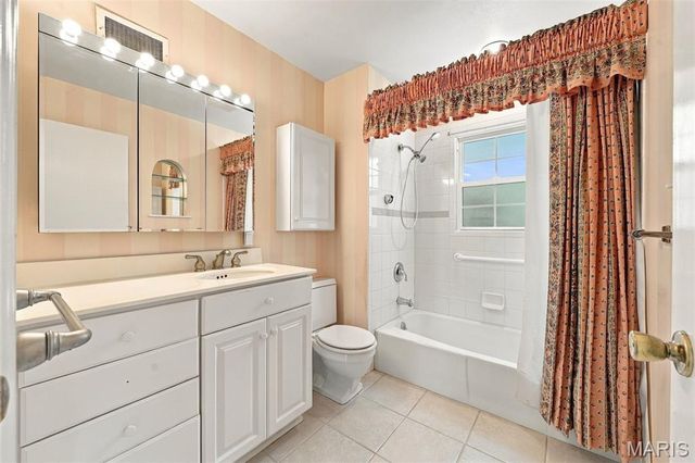 2073 Willow Leaf Drive, Frontenac, MO 63131
