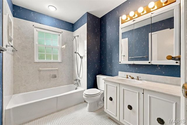 2073 Willow Leaf Drive, Frontenac, MO 63131